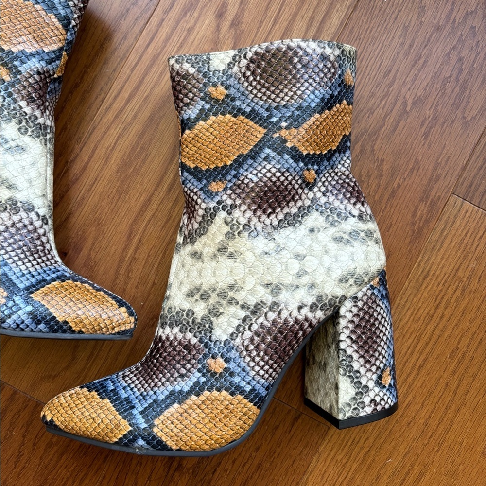 Kaari Blue Snakeskin Faux Leather Chunky Heel Boots Womens Sz 7 - Picture 4 of 7